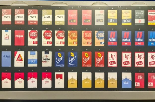 Warnhinweise auch auf Zigarettenautomaten im Supermarkt Warnhinweise auch auf Zigarettenautomaten im Supermarkt